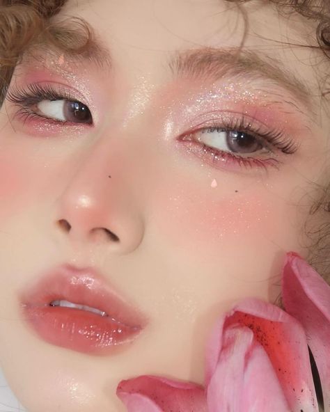 Soft Pink Makeup Looks Natural, Korean Pink Makeup, Quinceañera Makeup Ideas, Soft Pink Eye Makeup, Soft Fairy Makeup, Pink Fairy Makeup, Fairy Inspired Makeup, Pink Douyin Makeup, Aesthetics Makeup