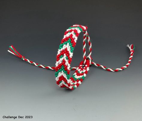 Get inspired! Enjoy this xmas bracelet by awesome LauraLou64 on BB. Pattern #160747 #bracelet #braceletbook #xmas #inspired #christmas #christmaspresent String Bracelets, Chevron Bracelet, Christmas Bracelet, Drawing Stuff, String Bracelet, Photo Bracelet, Friendship Bracelet Patterns, Cool Patterns, Bracelet Patterns