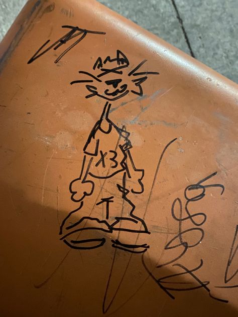 Small Graffiti Ideas, Y2k Graffiti Art Style, Graffiti Artstyle, Graffiti Art Ideas, Pencil Graffiti, Bird Graffiti, Street Art Drawings, Graffiti Animals, Basquiat Graffiti