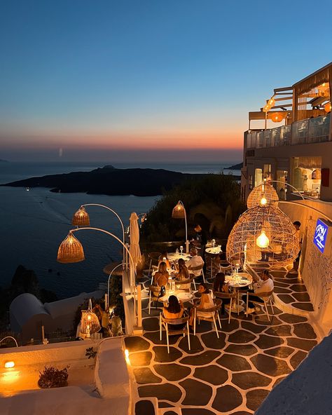 a super special & dreamy dinner experience in Santorini 🥹🤍 save this restaurant in Thira for your next visit! The food here is amazing, the views of the caldera during sunset are priceless & some live music brings the perfect vibe for a romantic evening. 🥰 Just make sure to make a reservation in advance & be careful where to choose your table, as there are different levels which you can choose. Additionally just add the hint that you want a great spot for the sunset. 🌅 📍 @barolorestsantori... Santorini Food, Santorini Restaurants, Dinner Experience, Romantic Evening, Travel Instagram, The Sunset, A Romantic, Santorini, Live Music