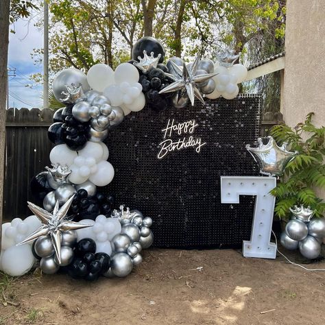 Balloon Decorations Black And Silver, Balloon Garland Black And White, Birthday Decoration Ideas Black And White, Black And Sliver Balloons, Black White Sliver Decorations, Black And Silver Balloon Backdrop, Black Silver And White Balloon Garland, Black White And Silver Birthday Party, Birthday Decoration Ideas Black And Silver