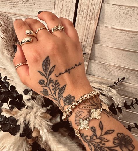 She Is Art Hand Tattoo, Hope Finger Tattoo, Art Hand Tattoo, Tattoos For Women Hand, Finger Tats, Finger Tattoo For Women, Finger Tattoo, Hand Tattoo, Tattoo Inspo