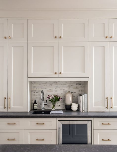 White kitchen with rustic bar stools, brass hardware, wood finish. Modern rustic kitchen ideas Diamond Cabinets, Modern White Kitchen, White Kitchen Ideas, Silgranit Sink, Custom Bench Cushion, Bar Faucet, Linen Interior, Bar Faucets, Colored Ceiling