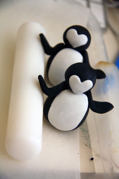 penguincaketoppers Penguin Cake Toppers, Winter Torte, Penguin Cakes, Christmas Cake Designs, Fondant Animals, Christmas Cake Decorations, Xmas Cake, Fondant Cookies, Fondant Tutorial