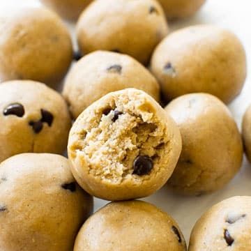 These easy to make protein bites are made from just 5 basic ingredients and taste just like cookie dough. Perfect on-the-go or pre-workout snack! Oatmeal Energy Balls Recipe, Beaming Baker, Cookie Dough Protein, Easy To Make Cookies, Healthy Oatmeal Cookies, Preworkout Snack, Energy Ball Recipe, Peanut Butter Oatmeal Cookies, Sugar Free Chocolate Chips