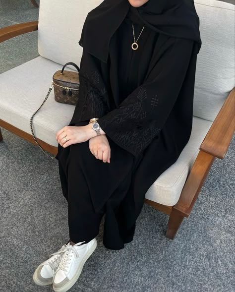 Abaya Fashion Black, New Abaya Style, Black Abaya Designs, Minimalist Wardrobe Capsule, Abaya Outfit, Modest Casual Outfits, Muslimah Outfit, Hijabi Fashion Casual, Mode Abaya