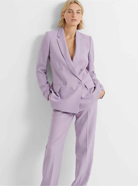 Wear suit outfit ideas to spice up your Easter gathering this year. It’s 2020, and women wearing suits is old news to me, but bold statements can still be made. Here are chic AF suits you need to wear this Easter. #springsuit #outfitideas #springstyle Lavender Suit, White Wedding Suit, Estilo Kardashian, Suits Outfits, Easter Gathering, Suit Outfit, Purple Suits, Bold Statements, Woman Suit Fashion