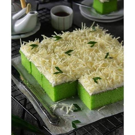 resep bolu pandan © Instagram Bolu Pandan, Roti Bread, Bolu Cake, Pandan Cake, Resep Brownies, Asian Cake, Resep Cake, Recipe Baking, Pavlova Recipe