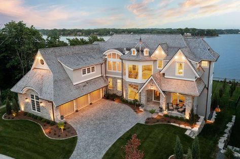 David Charlez Designs and Bria Hammel Interiors have created this gorgeous Cape Cod Cottage design nestled along Prior Lake, Minnesota. English Project Ideas, Modern Colonial House, Cape Cod Style Homes, Bria Hammel Interiors, Modern Country House, House In California, Arch Windows, Window Grids, Cape Cod Cottage