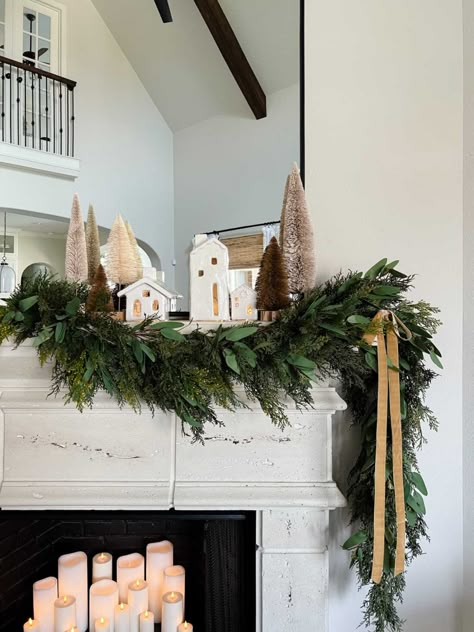 Christmas Mantel Garland, Rustic Christmas Mantel, Holiday Mantel Decor, Christmas Fireplace Mantels, Holiday Mantle, Christmas Decorations Apartment, Christmas Houses, Neutral Christmas Decor, Christmas Mantle Decor