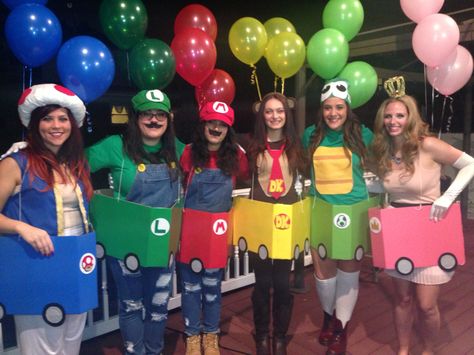 Mario cart halloween costume !! Sorority Halloween Costumes, Teacher Halloween Costumes Group, Mario Kart Costumes, Team Halloween Costumes, Mario Halloween Costumes, Office Halloween Costumes, Diy Group Halloween Costumes, Character Halloween Costumes, Mario Costume