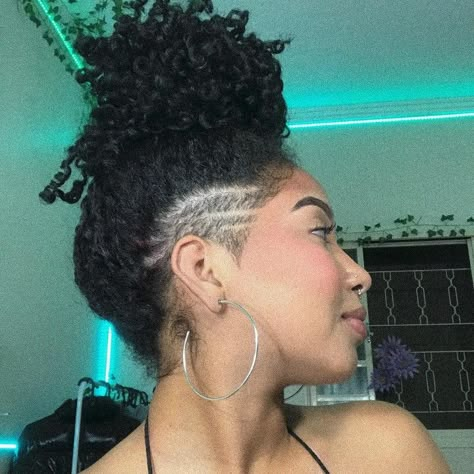 Side Undercut Black Women, Side Fade Women, Shaved Side Curly Hair, Black Woman Undercut, Undercut Black Women, Curly Hair Shaved Side, Side Shaved Hairstyles, Side Curly Hairstyles, Side Undercut