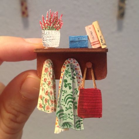 Hand Towel Hanger, Diy Doll Miniatures, Doll House Crafts, Mini Craft, Towel Hanger, Miniature Diy, Miniature Crafts, Mini Things, Miniature House