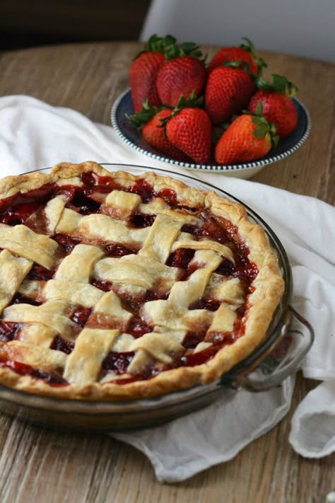 Strawberry Pie Cake, Strawberry Pie Aesthetic, Strawberry Pie Recipe Easy, Pie Aesthetic, Baked Strawberry Pie, Strawberry Pies, Strawberry Food, Mixed Berry Pie, Strawberry Recipe