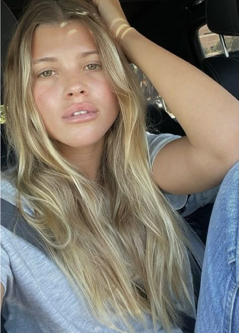 Dark Roots Blonde Hair Grown Out, Sofia Richie Brown Hair, Sofia Richie Haircut, Loved In Blonde Hair, Dirty Blonde Dark Roots, Dirty Blonde Balayage Dark Roots, Blonde Hair Olive Skin, Sophia Richie Hair, Golden Bronde Balayage Honey