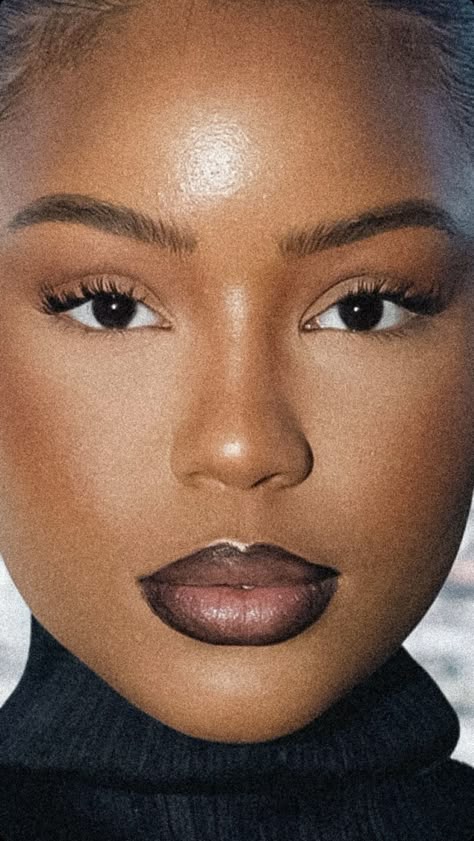 Fall Makeup Dark Skin, Sam Fine Makeup, 90s Black Woman Makeup, Brown Outline Lips, 90s Makeup Black Women, 90s Makeup Trends, Teaira Walker, Outline Lips, 90s Makeup Look