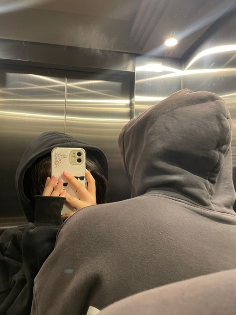 Faceless Couple Cuddling, Photos With Boyfriend Without Face, Faceless Pics With Boyfriend, Lowkey Couple Aesthetic, Faceless Boyfriend Pictures, Couple Picture Ideas Teenagers No Face, Couple Faceless Photos, Boyfriend No Face Pic, No Face Couple Photo Aesthetic