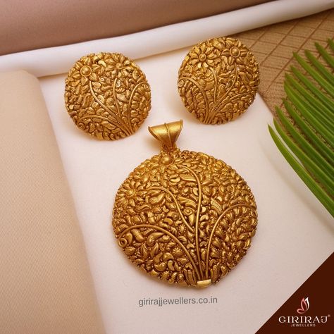 Gold Pendant Necklace Jewellery, Gold Pendant Set, Gold Pendent, Gold Jewelry Outfits, Gold Mangalsutra Designs, Gold Jewelry Simple Necklace, Antique Bridal Jewelry, Indian Jewellery Design Earrings, Gold Jewelry Stores