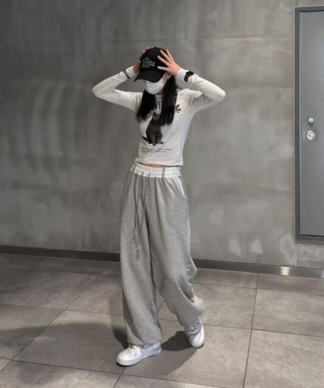 Acubi Fashion Aesthetic, Korean Sweatpants Outfit, Korean Outfits Sweatpants, Simple Acubi Fashion, Asian Streetwear Fashion, Acubi Comfy Outfit, Acubi Sweat Pants, Acubi Fashion Maxi Skirt, Fashion Outfits Korean