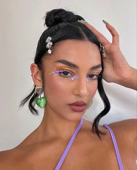 Festival Makeup Looks, Rhinestone Ideas, Festival Eye Makeup, Coachella Makeup, Face Rhinestones, Scene Makeup, Pride Makeup, Rave Makeup, Face Jewels