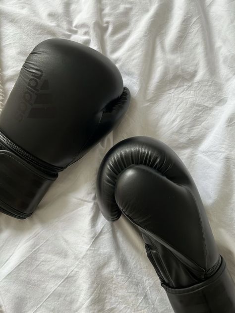 simon basset | bridgerton the duke and i Black Boxing Gloves Aesthetic, Boxing Class Aesthetic, Box Aesthetic Sport, Boxing Gloves Aesthetic, Boxe Aesthetic, Box Workout, Boxing Aesthetic, Simon Basset, Boxer Aesthetic