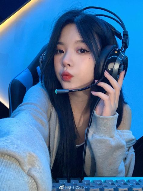 Girl With Headphones, Photoshoot Makeup, 사진 촬영 포즈, Gaming Logo, Anime Guys Shirtless, Best Headphones, Cute Couple Poses, Uzzlang Girl, Cute Cosplay