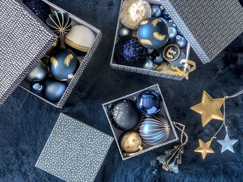 Blue And Gold Christmas, Dreamy Christmas, Glass Christmas Baubles, Christmas Color Palette, Navy Christmas, Blue Christmas Decor, Blue Christmas Tree, Gold Christmas Decorations, White Christmas Decor