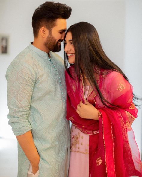 Sarah Khan And Falak Shabir, Falak Shabir, Young Couples Photography, Couples Candid Photography, Sarah Khan, Indian Wedding Couple Photography, Indian Wedding Couple, Boys Dp