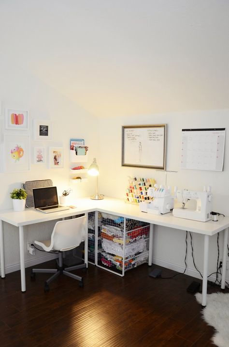 If I had an office this is probably what it would look like. Merricks Art: HOME TOUR: OFFICE SPACE Bedroom Sewing Space, Sewing And Office Room Ideas, Sewing Area In Bedroom, Office And Craft Room Combined, Selamat Hari Valentine, Fabric Organization, Sewing Area, Sewing Desk, Merricks Art