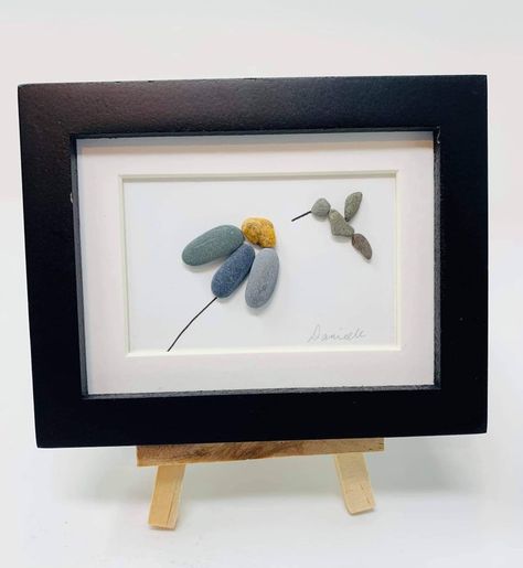 Hummingbird And Flower, Stone Artwork, Diy Wall Decor For Bedroom, Stone Pictures Pebble Art, Mini Frame, Desk Frame, Pebble Art Family, Hummingbird Flowers, Wall Decor Crafts