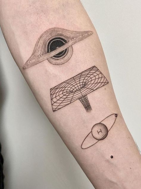 The Most Popular Monochromatic Tattoos - TheTatt Physics Tattoos, Space Tattoo Ideas, Black Hole Tattoo, Tattoo Homme, Astronomy Tattoo, Science Tattoo, Science Tattoos, Astronaut Tattoo, Surreal Tattoo