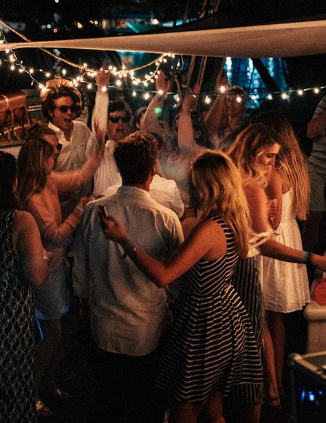 Partying Photography, Friends Laughing Together, Events Aesthetic, Happy Birthday To My Bestie, Big Group Of Friends, Community Friends, Celebration With Friends, Sarah Vickers, Classy Party