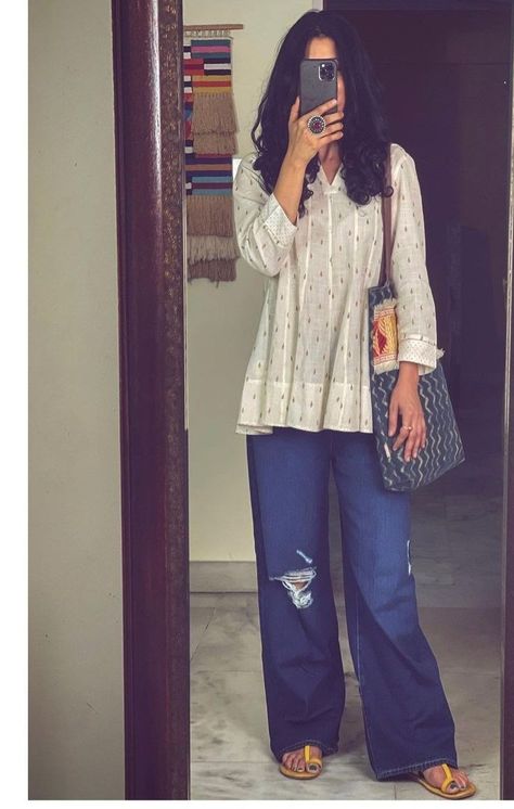 Kurti With Jeans, Trendy Outfits Indian, Simple Kurta Designs, Casual Indian Fashion, Desi Fashion Casual, Casual College Outfits, Traditional Indian Outfits, Everyday Fashion Outfits, Casual Day Outfits