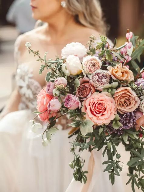 Bohemian lilac and rose bridal bouquet Desert Rose Wedding, Wedding Lilac, Ranunculus Wedding Bouquet, Pretty Wedding Bouquet, Lilac Wedding Bouquet, Ideas For Autumn, Fall Wedding Bouquet, Wedding Bouquet Ideas, Lilac Bouquet