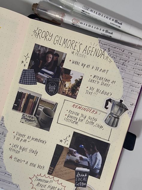 Rory Gilmore aesthetic Rory Gilmore Journal, Rory Gilmore Handwriting, Rory Gilmore Aesthetic, Gilmore Aesthetic, Ballet Journal, Journal Inspiration Writing, Bulletin Journal Ideas, Memory Journal, Scrapbook Book