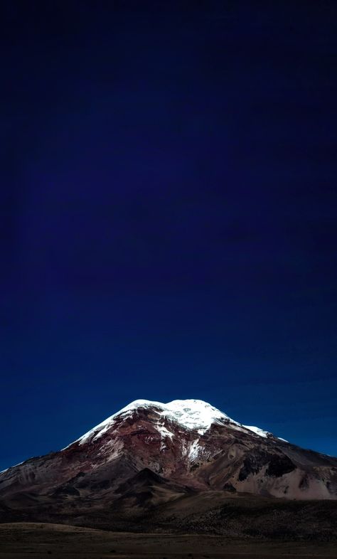 Nieve montaña Ecuador, azul fondo de pantalla provincia de Chimborazo Mount Rainier, Ecuador, Mount Everest, Phone Wallpaper, Wallpapers, Natural Landmarks, Iphone, Travel, Nature