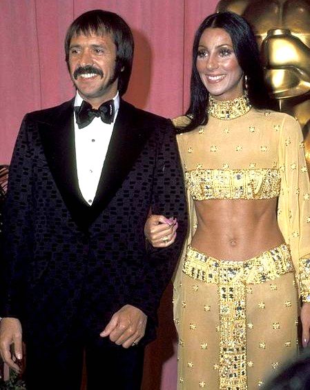 Sonny and Cher attend the 45th Annual Academy Awards, 1973. Here is one of my all-time favorite outfits that Cher is wearing. Sonny And Cher Show, Best Oscar Dresses, Celebrity Abs, Cher Show, Cher And Sonny, Celebrities Who Died, Oscars Red Carpet, Oscar Dresses, Famous Couples