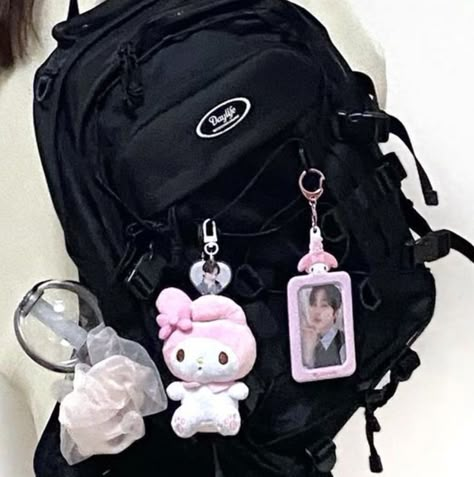 Black Backpack Decoration Ideas, Decorated Backpack Ideas, Backpack Ideas Aesthetic, Backbag School Aesthetic, Bagpack Decorating Ideas, Black Backpack Aesthetic, Decorated Backpack, Mochila Kpop, Long Pyjamas