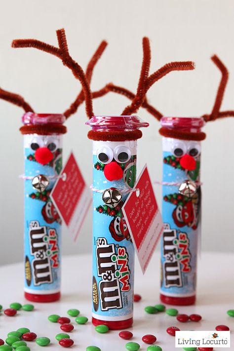 These 16 Homemade Secret Santa Gift Ideas are easy and inexpensive to make! Reindeer Diy, Diy Christmas Gifts For Friends, Diy Christmas Candy, Rudolph The Red Nosed Reindeer, Candy Crafts, Christmas School, Cute Christmas Gifts, Candy Bars, Rudolph The Red