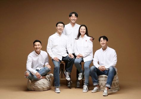 5 Family Photoshoot, Family Photo 5 People, Family Photoshoot Background, Family Photo Studio Outfits, Family Photoshoot Ideas Studio, Family Of 5 Photoshoot, Family Portrait Photography Poses, Studio Family Portraits, Family Potrait