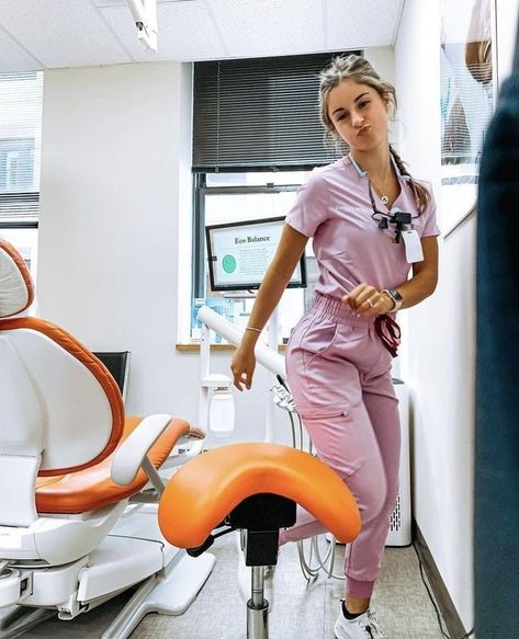 Dental Assistant Scrubs Fashion, Dentist Outfit Female, Hairstyles For Dental Assistants, Dental Assistant Outfits, Dental Hygiene School Aesthetic, Orthodontist Aesthetic, Medical Scrubs Aesthetic, How To Style Scrubs, Dental Hygiene Aesthetic