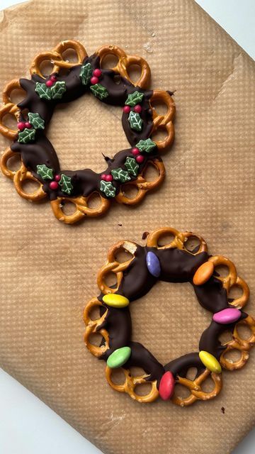 Neha Gandesha 🧸 (Snack Queen) on Instagram: "Pretzel wreaths 🎄 Here’s a really cute Snacktivity that makes the perfect gift too! These chocolate pretzel wreaths are not only delicious but super simple too. You will need Small pretzels Cooking chocolate (I use dark ) Decorations I’ve done one with Holly and another with Christmas lights using smarties. All you have to do is melt your chocolate in a heat proof bowl. Dip your pretzels in and make a circle joining them all on a plate lined with baking paper. Now decorate as you like. Pop in the fridge for a hour until fully set and they are ready to eat or pack up! I place mine in some cellophane wrap with a bow for the perfect gift! Tag and share your creations with me (#nehagcooks) #kidsfood #mummybloggeruk #londonfoodie #vi Pretzel Wreaths, Holiday Pretzels, Cooking Chocolate, Chocolate Pretzels, Cellophane Wrap, Chocolate Covered Pretzels, Pack Up, Baking Paper, A Circle