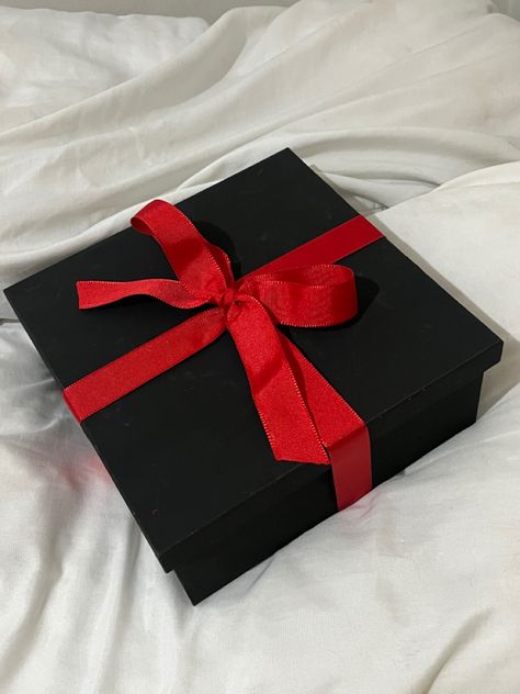 Birthday Packages For Boyfriend, Box Gift Ideas Boyfriend, Bow Present, Homemade Gifts For Friends, Cute Anniversary Gifts, Packaging Idea, Couple Presents, Gift Wrapping Inspiration, Birthday Packages