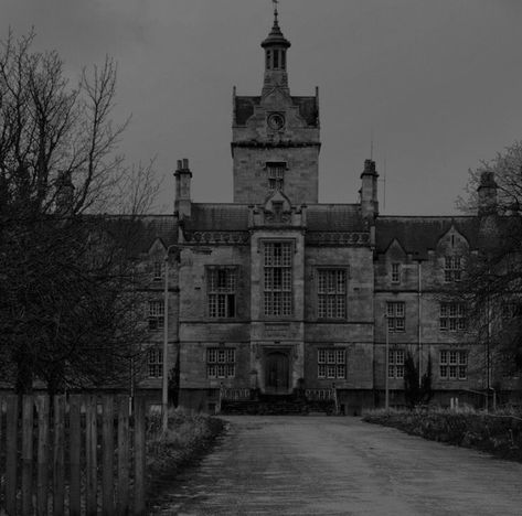 Haunted Boarding School, Spooky School Aesthetic, Ghost Investigators Aesthetic, Creepy School Aesthetic, Haunted School Aesthetic, Haunted University, Creepy Building, Scenarios Ideas, Scary School