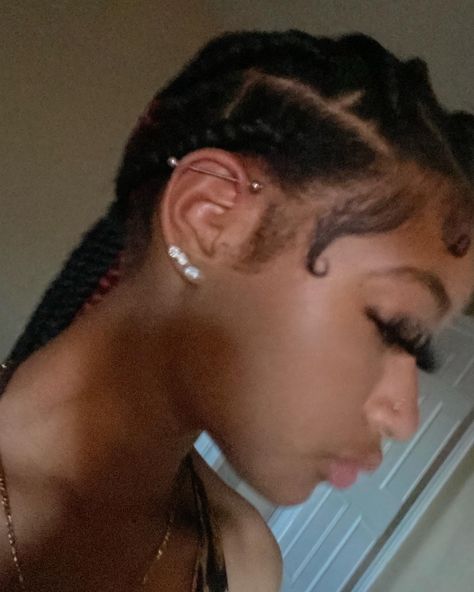 Ear Piercings Inspo Industrial, Industrial Piercing Black Women, Piercing Inspo Ear Industrial, Industrial Piercing Cute, Nice Piercings, Piercings Black Women, Peircings Women Ear Industrial, Cute Industrial Piercing, Ear Piercings With Industrial Bar