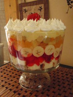 Punch Bowl Cake Recipe, Trifle Bowl Recipes, Punch Bowl Cake, Dessert Oreo, Trifle Desserts, Bowl Cake, Layered Desserts, Trifle Recipe, 7 Layer