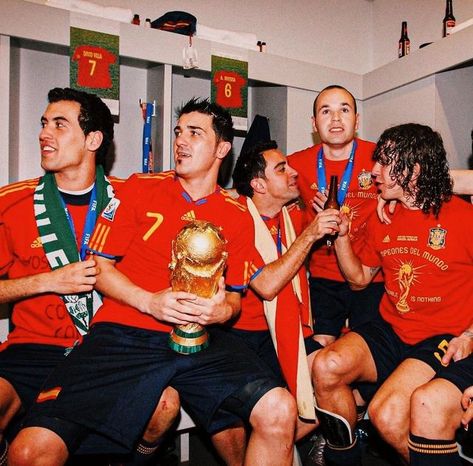 Spain Team, Barcelona Photos, Football Heritage, Old Football, Spain Soccer, Spain Football, David Villa, Xavi Hernandez, Sports Aesthetic