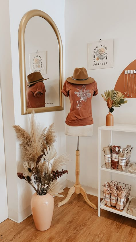 Clothing Boutique Picture Ideas, Boutique In Home Ideas, Boho Theme Boutique, Studio Boutique Ideas, Boutique Theme Ideas, Aesthetic Boutique Interior, Boho Boutique Decor Store Displays, Boutique Aesthetic Ideas, Boutique Pop Up