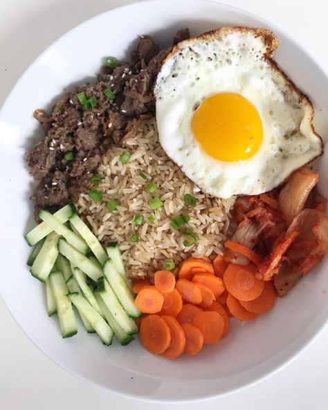 jess | simple, healthy recipes on Instagram: “bibimbap is my favorite korean dish & i've been craving it like crazy!! 🙈 tried to make a healthy dish resembling it but still needs some…” Bibimbap Aesthetic, Lunch Korean, Korean Lunch, Korean Bibimbap, Bibimbap Recipe, Simple Healthy Recipes, Lunch Healthy, Korean Dishes, Healthy Dishes