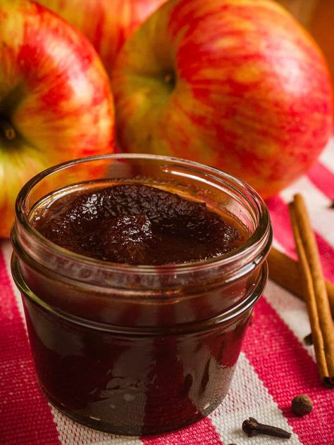 Easy No-Peel Spiced Apple Butter (Instant Pot or Crock Pot) No Peel Apple Butter, Apple Butter Instant Pot, Spiced Apple Butter, Apple Butter Crock Pot, Apple Butter Recipe, Homemade Apple Butter, Salted Caramel Ice Cream, Apple Jam, Applesauce Cake